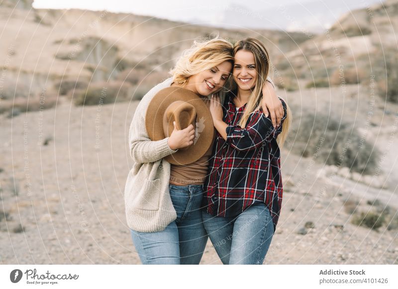 Zufriedene blonde Frauen kuscheln sich an die Natur Angebot Liebe abstützen Umarmen Umarmung Inhalt Lächeln blondes Haar Zusammensein Partnerschaft Lifestyle
