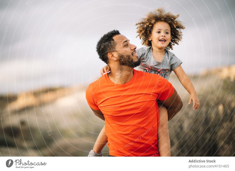 Schwarzer Vater hält Kind im Arm Kleinkind führen sportlich Lächeln spielen Spaß ruhen Eltern Glück heiter Lifestyle modern Natur Mann Bonden Liebe Angebot