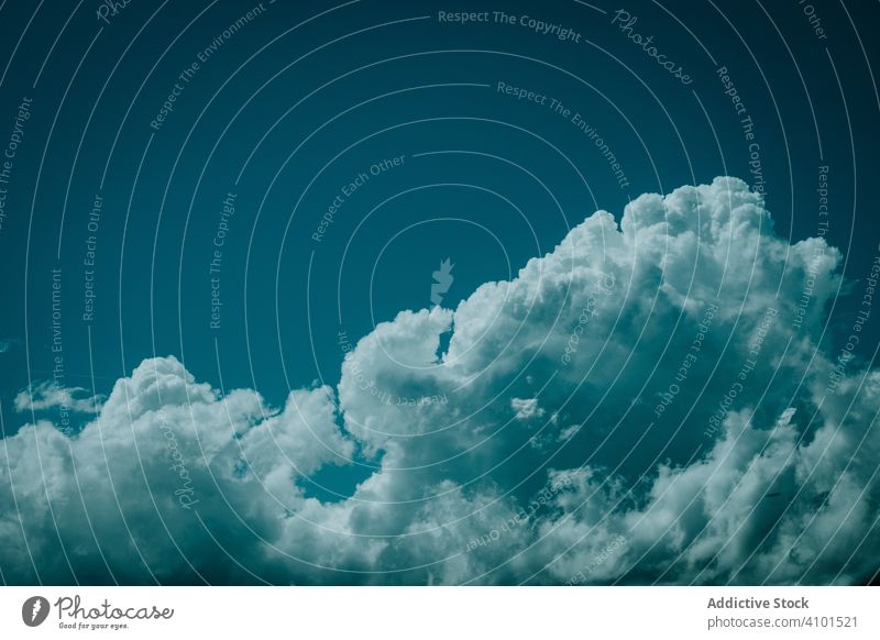 Flauschige Wolken vor dunkelblauem Himmel Hintergrund weiß fluffig Natur schön Wolkenlandschaft türkis Sommer Wetter malerisch Umwelt Stratosphäre Landschaft