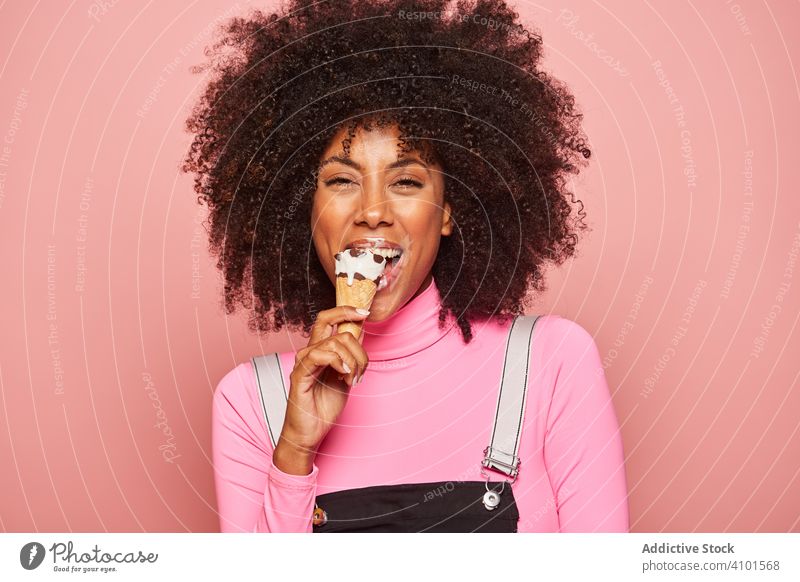 Lustige Frau mit Eiscreme, die in die Kamera schaut Speiseeis Spaß Glück beschmiert Lippen rosa Lachen heiter aufgeregt Essen Afroamerikaner schwarz stehen