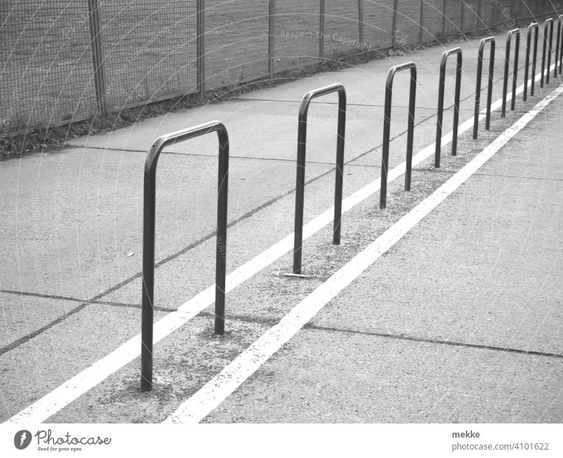 Überall Absperrungen Zaun Weg geradeaus Begrenzung Fahrradweg Linie Strukturen & Formen Berlin viele Außenaufnahme Schwarzweißfoto Barriere Zäune Metallzaun