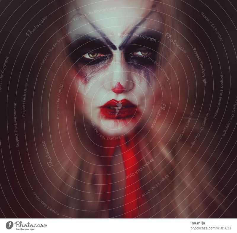 Der Clown hinter der Maske gruselig gruseliger Clown Angst Gesicht Halloween Schminke bedrohlich Zirkus Porträt Karneval Blick unheimlich spooky gruseln Mensch