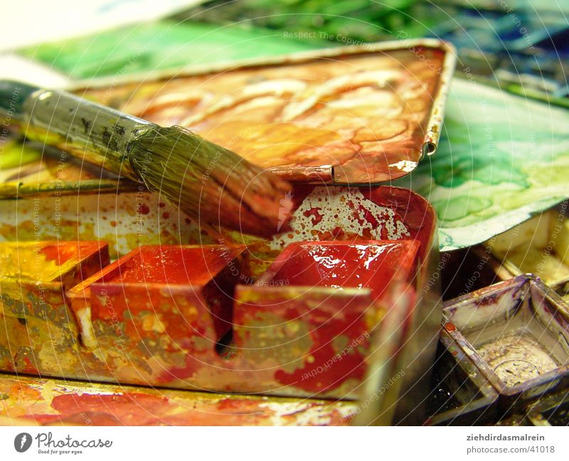 aquarellkasten mit pinsel 1 Pinsel Aquarell rot Makroaufnahme Nahaufnahme Farbe Künstler Kontrast