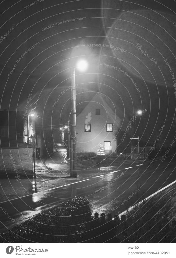 Draußen Regen Schwarzweißfoto dunkel gruselig trist Low Key Nacht Abend Textfreiraum oben Textfreiraum rechts Textfreiraum links Menschenleer Außenaufnahme