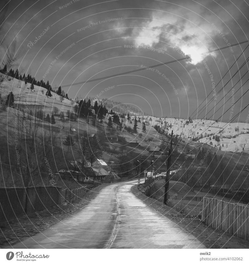 Balkanpiste Rumänien Straßenverkehr Kurve Vorsicht Asphalt Fernweh Panorama (Aussicht) Hügel Klima Wetter Sträucher Wald kalt schwarz weiß karg Osteuropa