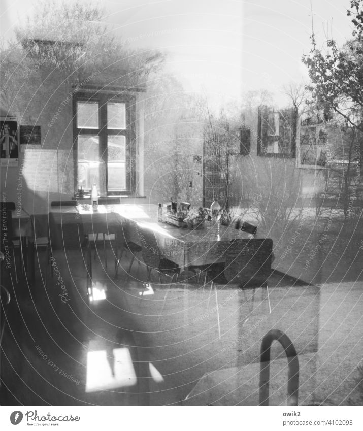 Keiner da Innenraum Fenster indiskret Küche Tisch Fensterscheibe Reflexion & Spiegelung spionieren Schwarzweißfoto Glas Menschenleer Innenaufnahme Licht