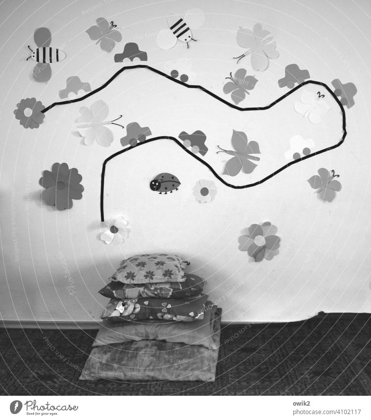 Kinderzimmer Wandmalereien Verkehr Straße Fahrzeug Käfer Schmetterling PKW einfach Kurve abstrakt Innenaufnahme Menschenleer Papier Basteln