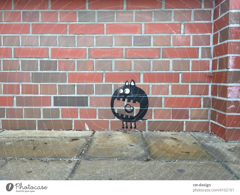 Monsterartiger Kopffüßer auf Fassade gesprüht Graffiti streetstyle Streetlife streetart Street Art Streetphotography Kunst Kunstwerk Kunsthandwerk klinker