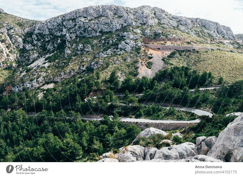 Kurvenreiche Straße von Palma de Mallorca, Spanien palma palma de mallorca geschlängelt Hügel Serpentinen Insel balearisch Wald Bäume Fahrradfahren Europa