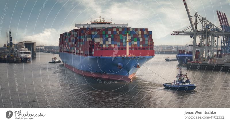 Containerterminal im Hamburger Hafen mit Großcontainerschiff und Schleppern Schiffe marin Pier Stahl wirtschaftlich Masse Gewerbe schwer weltweit Europa blau