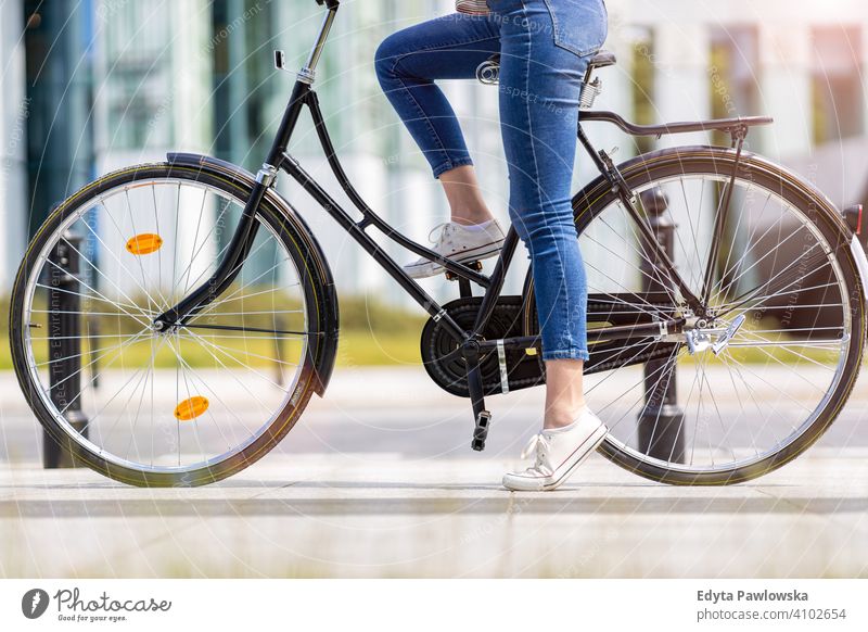 Beine einer jungen Frau auf einem Fahrrad aktiv in Bewegung Pendler Verkehr Zyklus Fahrradfahren Radfahren Gesundheit umweltfreundlich ökologisch genießend