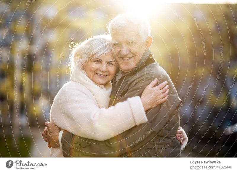Senior Paar umarmen im Freien im Herbst Frau Liebe Menschen Zusammensein zwei reif Rentnerinnen Mann Zusammengehörigkeitsgefühl in den Ruhestand getreten alt