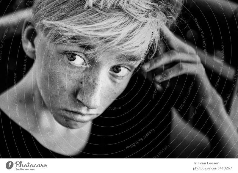 Jan Luft Mensch maskulin Gesicht 1 13-18 Jahre Kind Jugendliche T-Shirt Haare & Frisuren blond träumen Traurigkeit grau schwarz weiß Neugier Langeweile