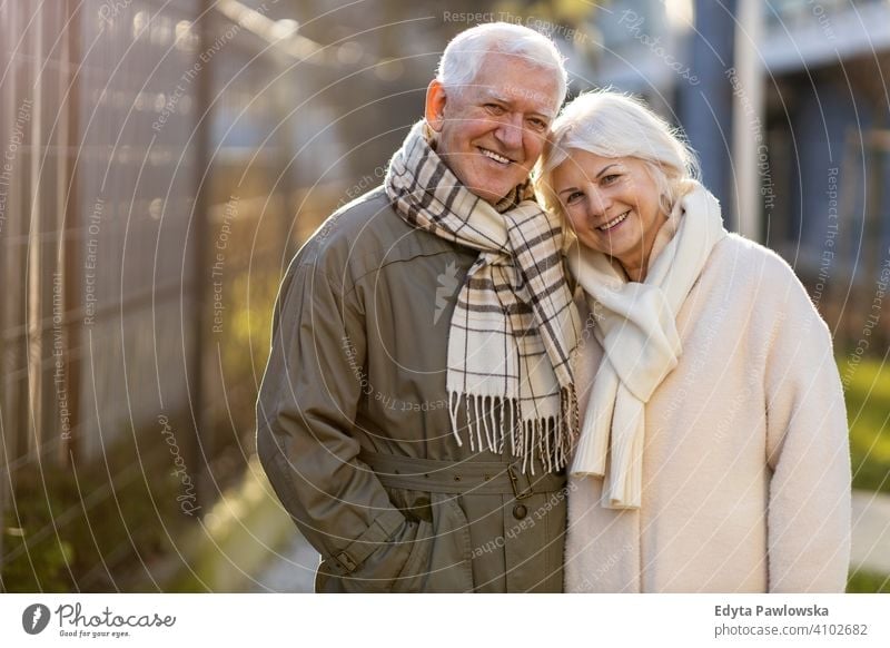 Senior Paar umarmen im Freien im Herbst Frau Liebe Menschen Zusammensein zwei reif Rentnerinnen Mann Zusammengehörigkeitsgefühl in den Ruhestand getreten alt