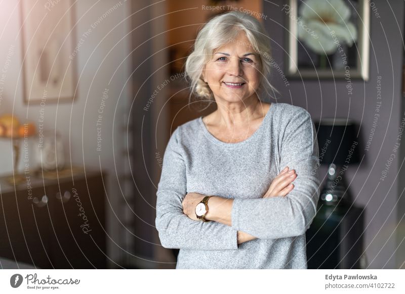 Lächelnde Seniorin in ihrem Haus Frau Menschen eine Person reif Rentnerinnen in den Ruhestand getreten alt älter graues Haar Kaukasier Erwachsener Lifestyle
