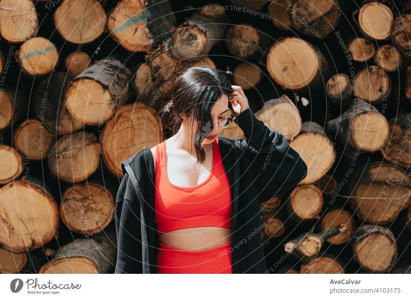 Junge Frau in Fitnesskleidung denkt vor einem Stapel von Koffern Afrikanisch Amerikaner Glück konkurrieren Training umweltfreundlich Kopierbereich joggen Flucht