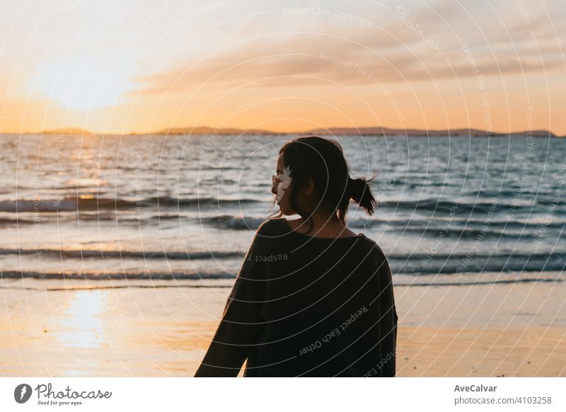 Frau am Strand suchen einen bunten Sonnenuntergang während eines hellen Tages mit Kopie Raum sorgenfrei Fröhlichkeit Person Genuss Freiheit horizontal