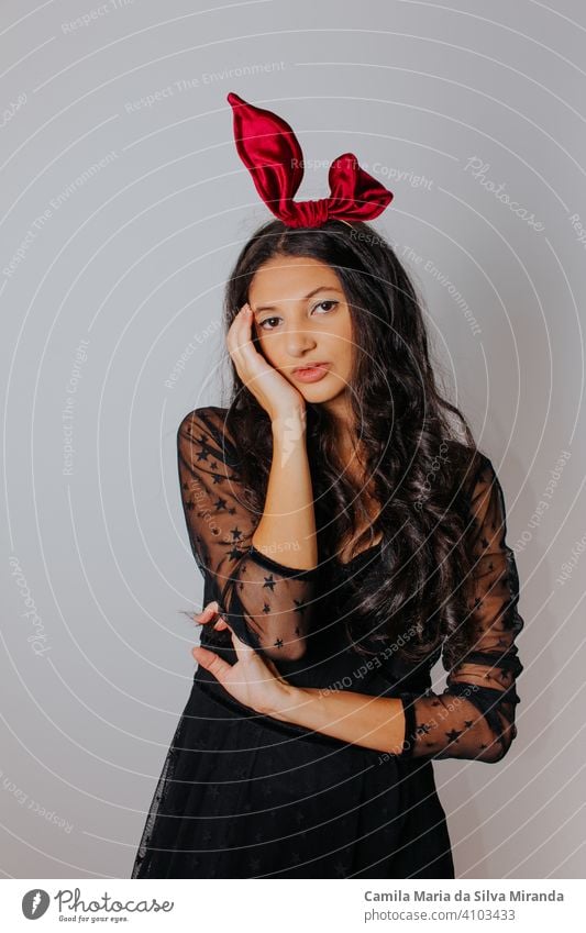 Junge Frau mit schwarzem Kleid und roter Schleife im Haar. Modefotografie. Herbst / Winter Mode. Haar-Accessoire. schön Schönheit Blogger Eleganz Gesicht