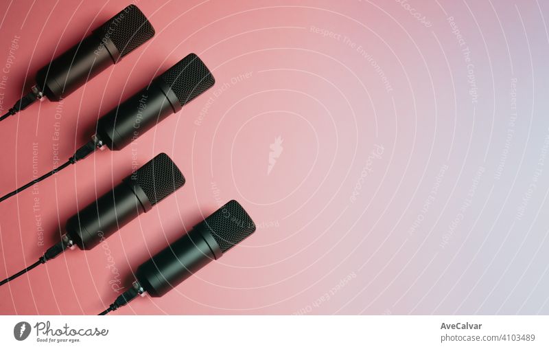 Mock-up-Design von schwimmenden Streaming-Mikrofonen über einem rosa pastellfarbenen Hintergrund mit Kopierraum Aufzeichnen Audio Technik & Technologie Musik
