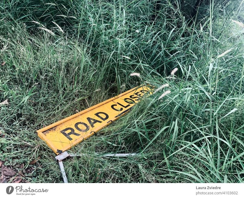 Die Straße ist gesperrt Verkehrsschild Zeichen Verbote Schilder & Markierungen Verkehrswege Hinweisschild Wege & Pfade Sicherheit Warnschild Straßenverkehr