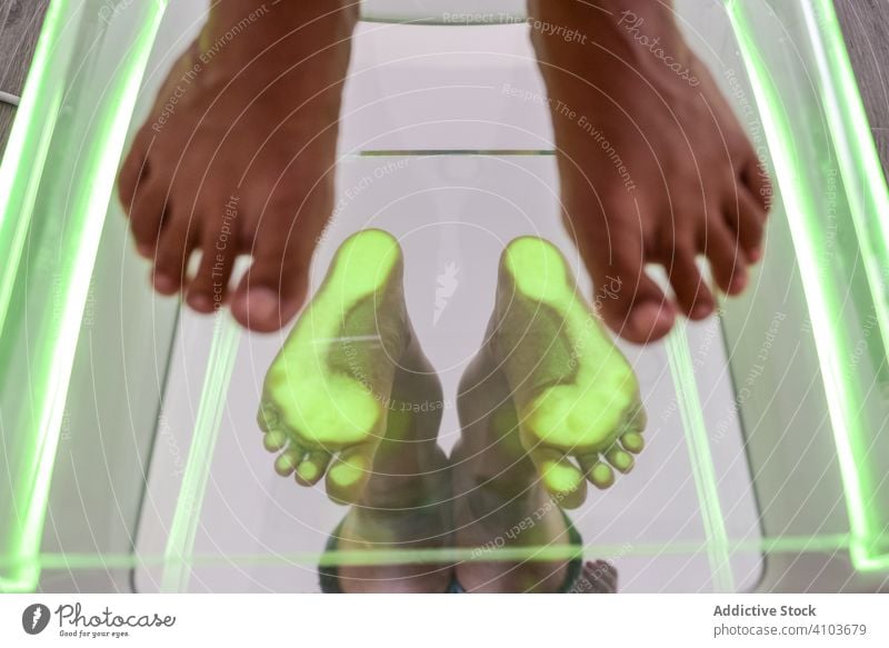 Scannen der Fußspuren des Patienten Diagnostik geduldig Scanner Podologie Gerät Schritt grün Prüfung Gesundheitswesen Werkzeug Podologe Klinik Behandlung