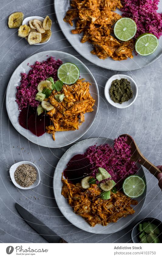 Teller mit rotem Quinoa und Hühnercurry Hähnchen Curry Gesundheit Lebensmittel natürlich Mahlzeit organisch Küche lecker Rezept Speise Portion Abendessen Diät