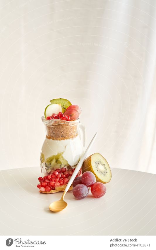 Leckeres Joghurtdessert mit Granatapfel, Kiwi, Trauben und Ingwerplätzchen weiß natürlich organisch Diät Frucht Dessert süß Gesundheit Lebensmittel Frühstück