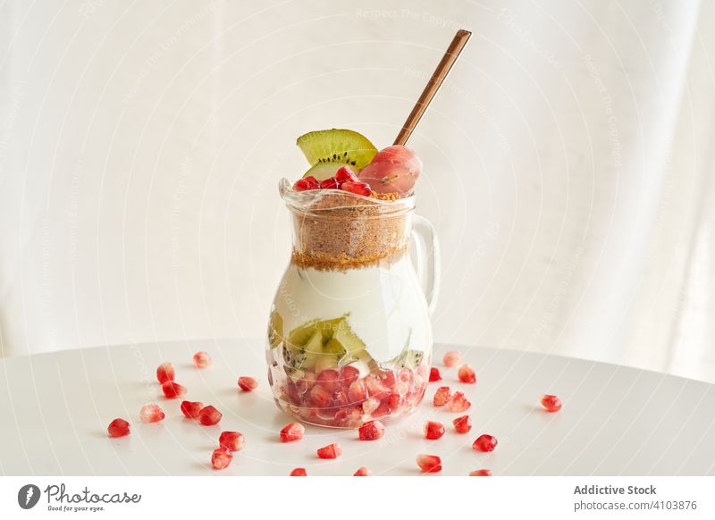 Leckeres Joghurtdessert mit Granatapfel, Kiwi, Trauben und Ingwerplätzchen weiß natürlich organisch Diät Frucht Dessert süß Gesundheit Lebensmittel Frühstück
