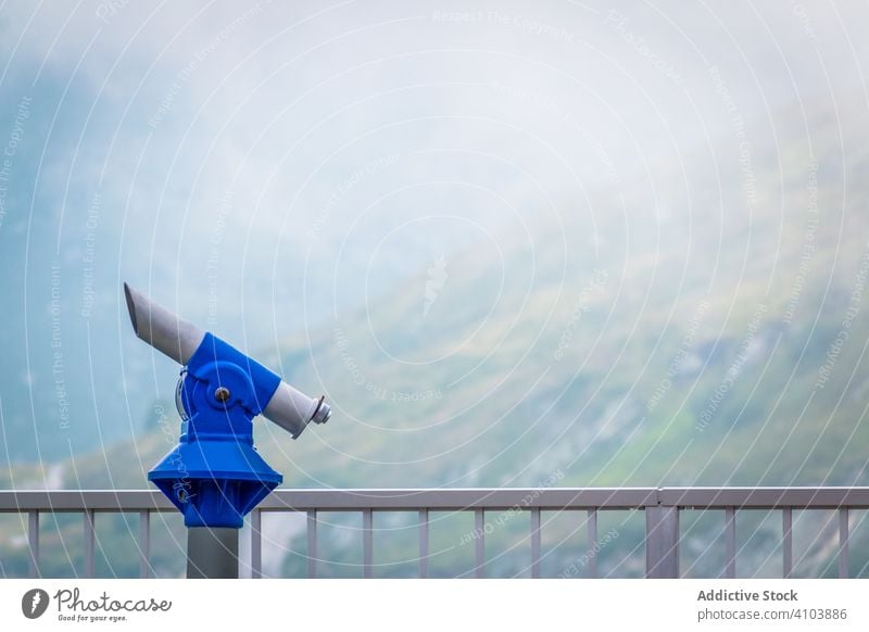 Aussichtsplattform in den Bergen und blaues Teleskop Nebel Berge u. Gebirge Null-Sicht monokular Ausblick entfernt Natur Umwelt entdecken Sightseeing