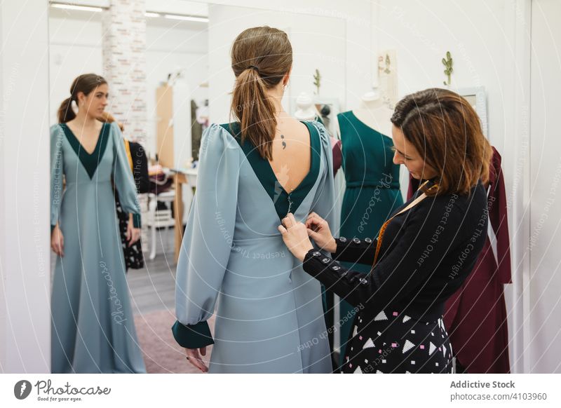 Maßgeschneidertes Kleid am Modell Damenschneiderin Klient passen Arbeit Werkstatt Designer Frauen Kleidungsstück Kunde Schneider Material Gewebe Bekleidung
