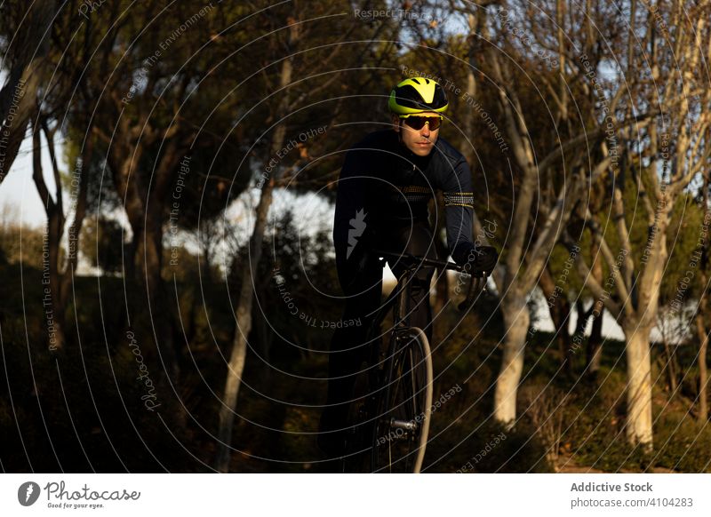 Mann radelt in einem Park Rennen Freiheit Schutzhelm Mitfahrgelegenheit Geschwindigkeit Fahrrad Zyklus Radfahrer Übung schnell Fitness Person Sport Abenteuer