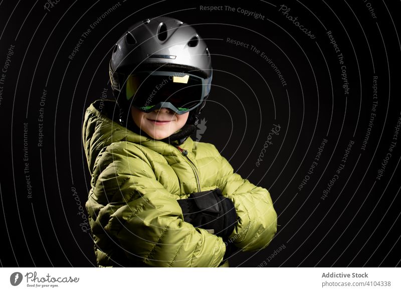 Ernstes kleines Kind in Skiausrüstung im Studio Gerät Atelier sportlich Winter Skibrille Skifahrer Junge männlich Schutzbrille Gesundheit bereit warm aktiv