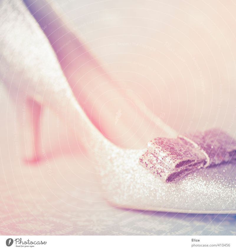 Cinderella Mode Schuhe Damenschuhe schön rosa glänzend Schleife mädchenhaft Romantik Aschenputtel verträumt Fetischismus elegant schick Pastellton Märchen