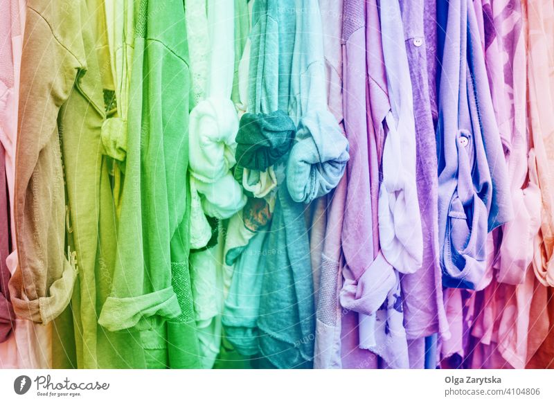 Regenbogen Hintergrund mit Kleidung. lässig Werkstatt Laden Trikot Frau Mode Design abstrakt Einzelhandel rosa blau Bekleidung Sammlung Kleidungsstück Sale