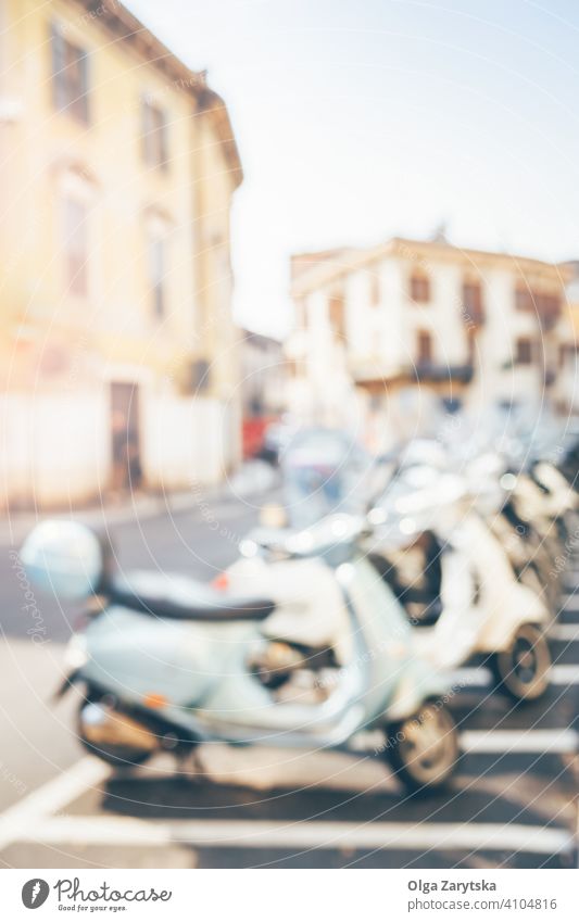 Unscharfe italienische Straße mit Motorrollern. Sommer Sonne Italien Tretroller Fahrrad Großstadt Unschärfe Moped Hintergrund altehrwürdig urban Italienisch