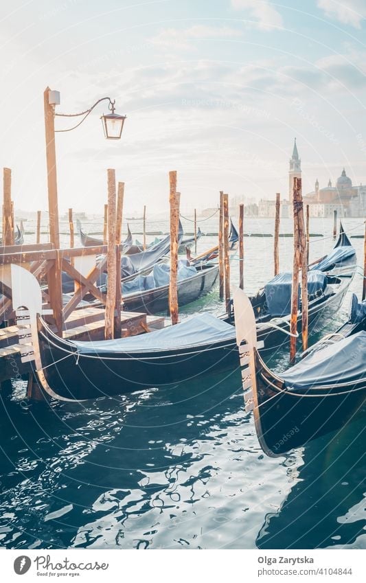 Gondeln im Morgenlicht. Gondellift Sonnenaufgang Pastell Stimmung blau Wasser Boot Kanal Italienisch Sonnenlicht romantisch venezia Venedig Großstadt historisch