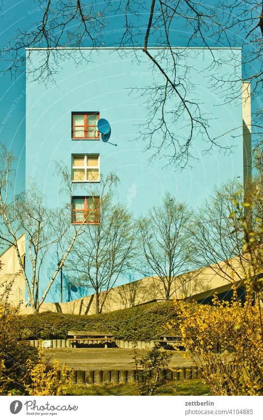 Blaues Haus vor blauem Himmel abend architektur berlin büro city deutschland dämmerung froschperspektive hauptstadt haus himmel hochhaus innenstadt mitte modern