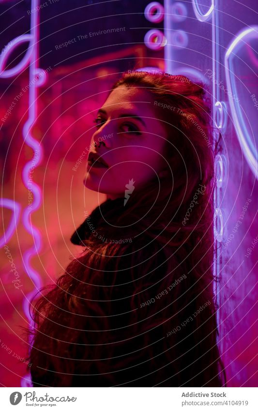 Weiblicher Teenager in Neonlicht Hipster Stil neonfarbig Zeichen Frau lässig Körperhaltung Mode Licht cool Design brünett Kultur tausendjährig Kunst Großstadt