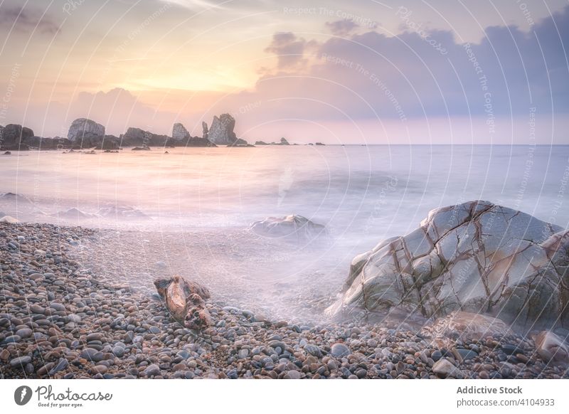 Wellen spülen über Felsen gegen bewölkten Himmel winken Wasser MEER Klippe Landschaft Strand Natur Langzeitbelichtung Küste reisen Spanien Asturien tropisch