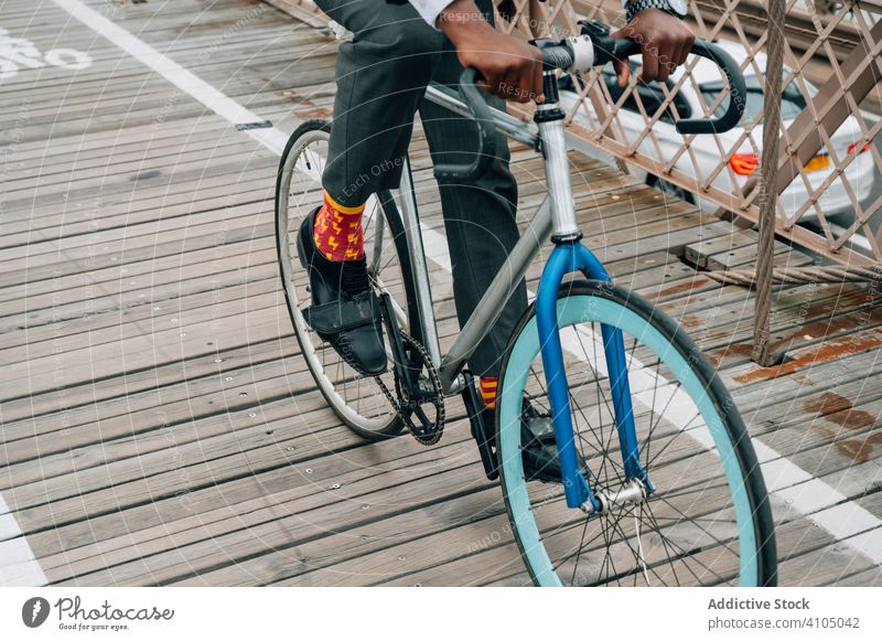 Ausgerüsteter Radfahrer auf dem Radweg Fahrrad Großstadt New York State Straße Reiten Asphalt Gerät Schutzhelm Aktion Sport aktiv USA Energie Lifestyle Bewegung