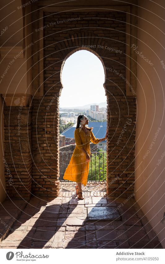 Weiblicher Reisender im Bogen der alten Festung Frau Gebäude Tourismus schäbig Alcazaba Malaga Spanien reisen Ausflug besuchen Ausflugsziel Architektur