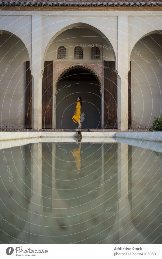 Weiblicher Tourist in der Nähe des ruhigen Pools Frau Hof arabisch alt Gebäude Windstille Alcazaba Malaga Spanien Wasser Gelassenheit friedlich Außenseite