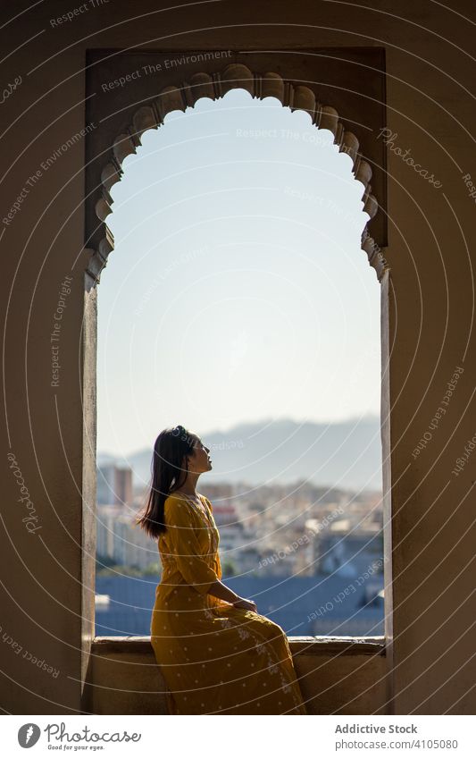 Weiblicher Reisender im Bogen der alten Festung Frau Gebäude Tourismus schäbig Alcazaba Malaga Spanien reisen Ausflug besuchen Ausflugsziel Architektur