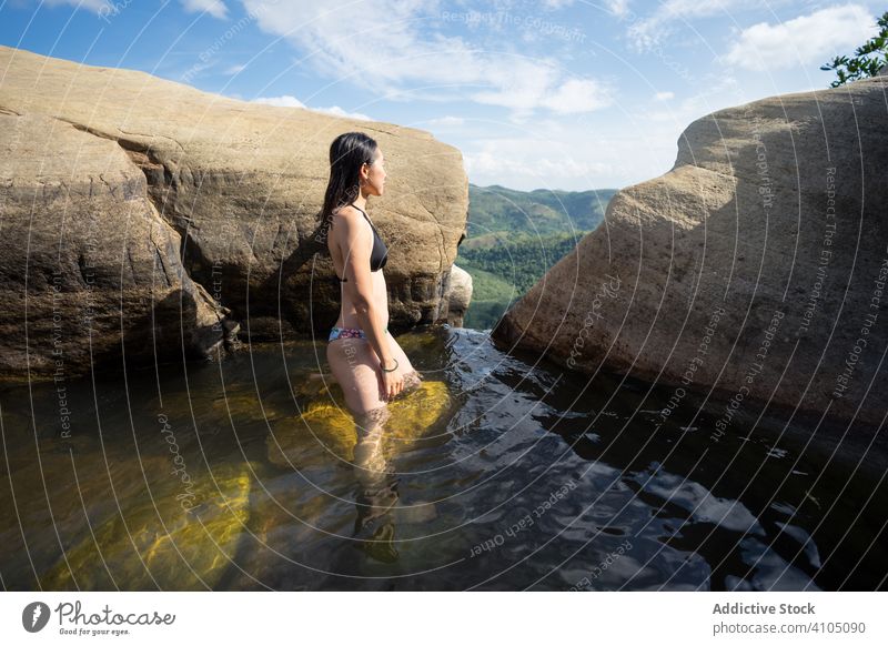 Inspirierte Frau schwimmt in steinigem Becken im Bergwasserfall Schwimmsport Pool Wasser Erholung Spaß Urlaub sich[Akk] entspannen Feiertag reisen aqua