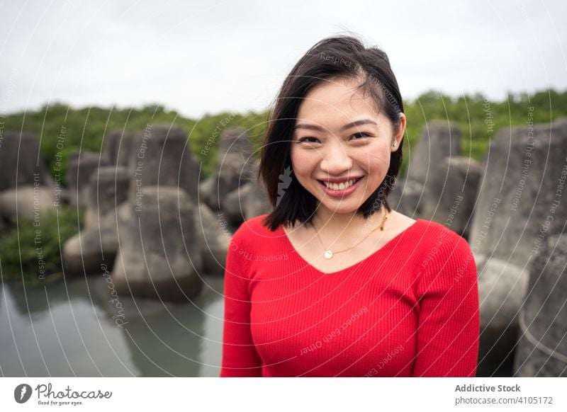 Zufriedene asiatische Frau im Urlaub während eines Ausflugs Sightseeing Tourismus Glück Lächeln ethnisch lässig reisen Felsen Erholung Sommer schön Taiwan