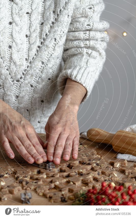 Anonyme Dame bereitet Kekse mit Blechform zum Backen vor Cookies Essen zubereiten benutzend Büchse Frau Küche backen Nudelholz Teigwaren Prozess Form Formular