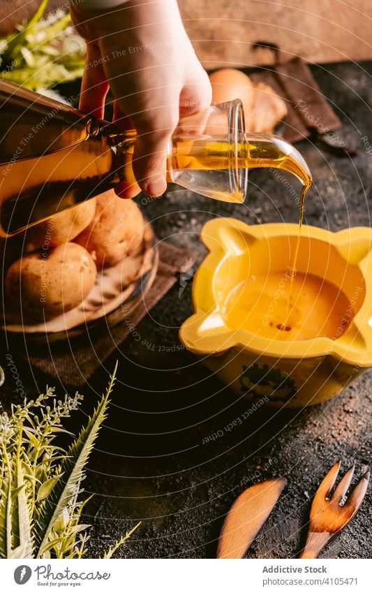 Gesichtsloser Koch gießt Öl in eine Schüssel Frau eingießen Erdöl Küche Lebensmittel Tisch Mahlzeit Schalen & Schüsseln Lifestyle Speise vorbereiten Beruf