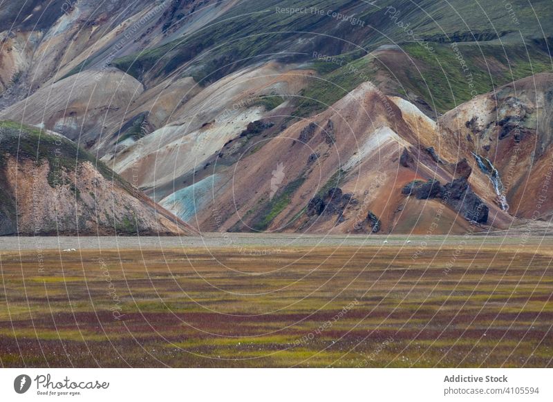Malerische Berglandschaft in Island Landschaft Berge u. Gebirge Ambitus malerisch majestätisch Kamm farbenfroh Natur Gipfel Tourismus Felsen Schönheit hoch