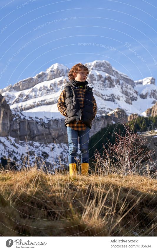 Nachdenklicher Junge steht auf einem trockenen Hügel im Tal Natur Reise Berge u. Gebirge reisen besinnlich träumen Abenteuer wandern beobachten nachdenken aktiv