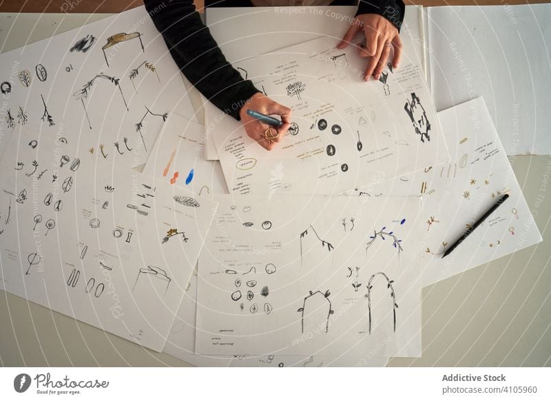 Frau zeichnet Juwelen auf Papier Inspiration Handwerk Stil Kunst Kunsthandwerker Kreativität Steine Grafik u. Illustration Tisch Beruf Bleistift Zeichnung